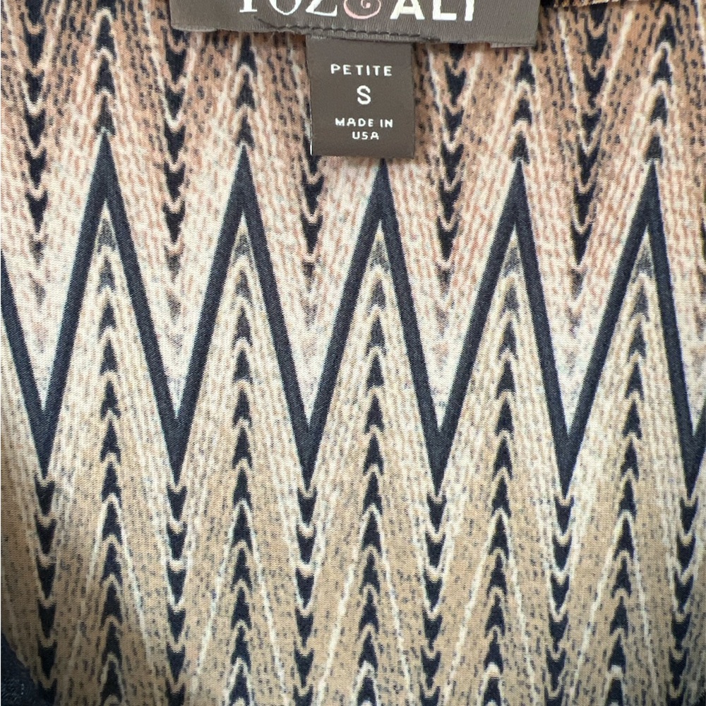 Sleeveless Chevron Pattern Top - Picture 3 of 3